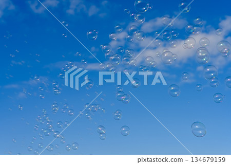 漂浮在藍天的泡影 134679159
