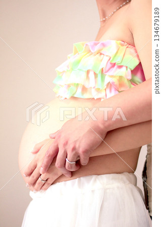 孕婦照,孕婦的肚子向上 孕婦照,孕婦的肚子向上 134679189