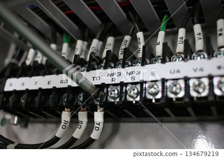 用螺絲起子鎖緊接線端子 134679219