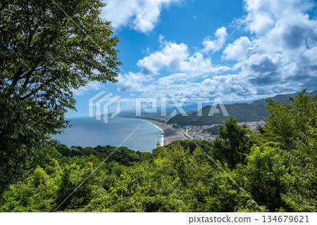 從三重縣熊野市熊野古道上的松本峠眺望七里美濱海岸 134679621