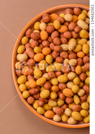 Food, nuts coated with salt and paprika, peanuts as a source of protein. Salted peanuts Food, nuts coated with salt and paprika, peanuts as a source of protein. Salted peanuts 134682001