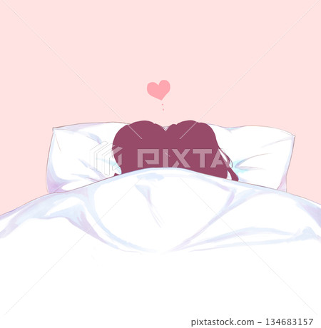 床上男女接吻的剪影 134683157