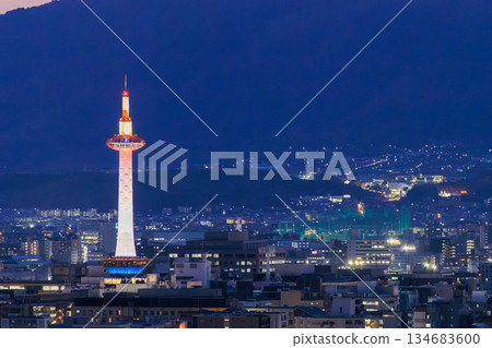 京都的夜景:京都站和京都塔燈火通明 京都的夜景:京都站和京都塔燈火通明 134683600