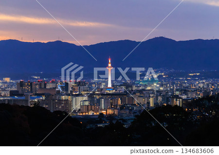 京都的夜景：京都站和京都塔燈火通明 134683606