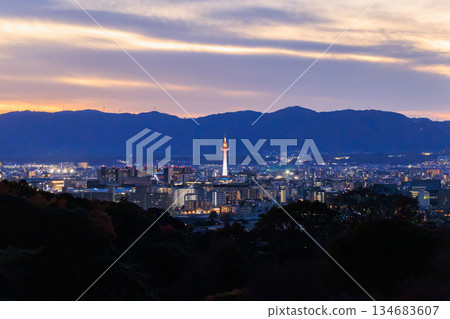 京都的夜景:京都站和京都塔燈火通明 京都的夜景:京都站和京都塔燈火通明 134683607