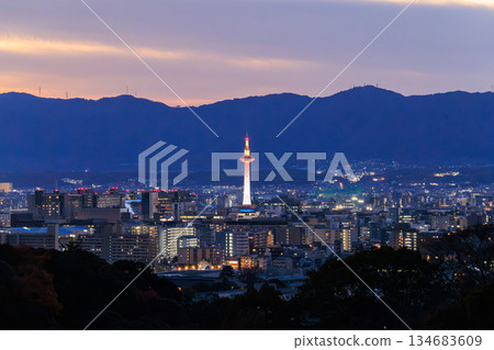 京都的夜景:京都站和京都塔燈火通明 京都的夜景:京都站和京都塔燈火通明 134683609