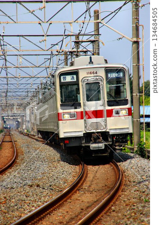 10000系列通勤列車在伊勢崎線平穩運行。 10000系列通勤列車在伊勢崎線平穩運行。 134684505