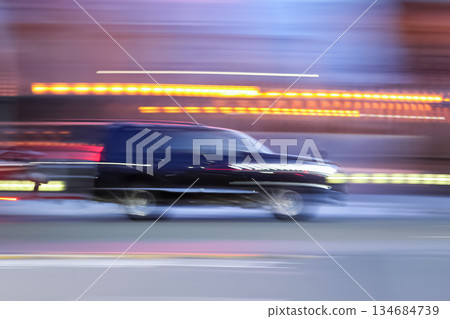 夜間,一輛黑色轎車高速行駛。 夜間,一輛黑色轎車高速行駛。 134684739