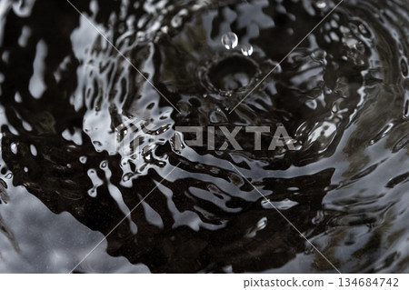 單色的平靜水面波紋和水面 134684742