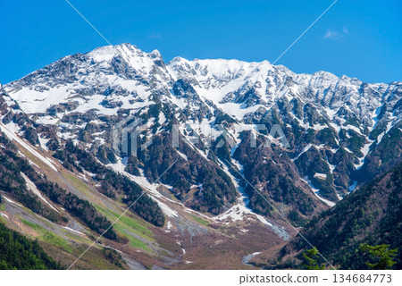 清爽的上高地「殘雪之穗高山脈」（長野縣松本市） 134684773
