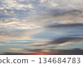 傍晚的天空飄著薄薄的雲朵 134684783