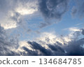冬日午後，藍天與厚重的雲朵交相輝映。 134684785
