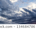 雲層籠罩著寒冷的冬日午後天空。 134684786
