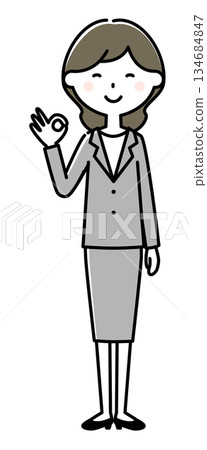 推出好標誌的衣服的婦女 推出好標誌的衣服的婦女 134684847