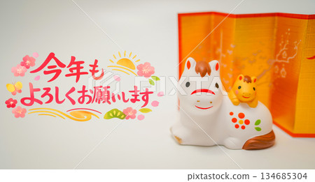 Year of the Horse greetings and gold folding screen 134685304