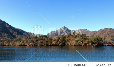 山峰頂，藍天籠罩 134685456