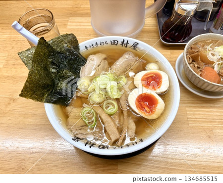 A clear cup, quietly penetrating 134685515