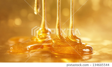 金色的閃亮滴落的蜂蜜 134685544