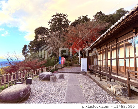 一片深紅色的祈禱花園 134685596