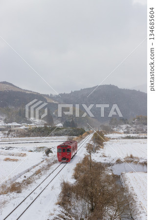 Yufuin snow scenery and train (Yufuin, Yufu City, Oita Prefecture) 134685604