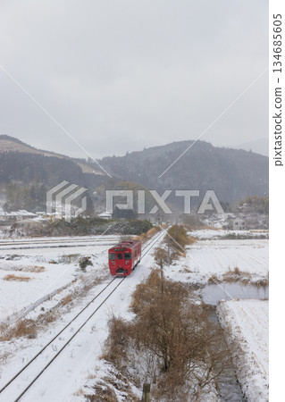 由布院雪景和火車（大分縣由布市由布院） 134685605