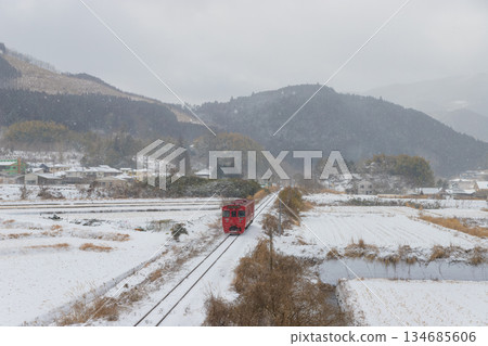 由布院雪景和火車（大分縣由布市由布院） 134685606