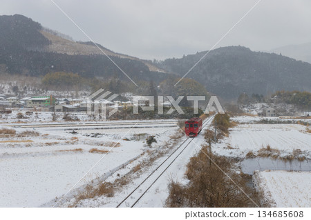 由布院雪景和火車(大分縣由布市由布院) 由布院雪景和火車(大分縣由布市由布院) 134685608
