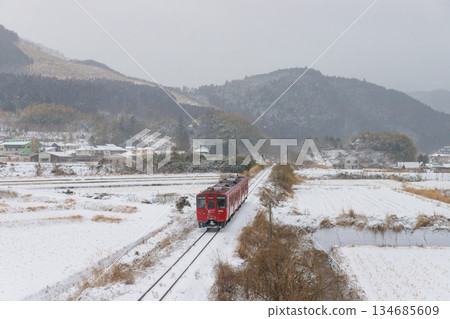 Yufuin snow scenery and train (Yufuin, Yufu City, Oita Prefecture) Yufuin snow scenery and train (Yufuin, Yufu City, Oita Prefecture) 134685609