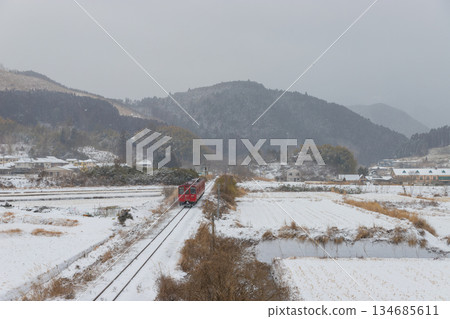 Yufuin snow scenery and train (Yufuin, Yufu City, Oita Prefecture) Yufuin snow scenery and train (Yufuin, Yufu City, Oita Prefecture) 134685611