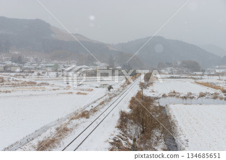 由布院（大分縣由布市由布院）的雪景和鐵路 134685651