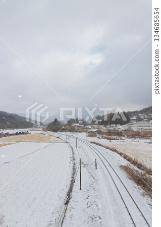 由布院(大分縣由布市由布院)的雪景和鐵路 由布院(大分縣由布市由布院)的雪景和鐵路 134685654