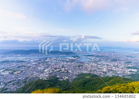 Evening view of the cityscape from Mount Sarakura in Fukuoka Prefecture Evening view of the cityscape from Mount Sarakura in Fukuoka Prefecture 134685802