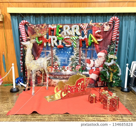 冬日魔法降臨紅地板 134685828