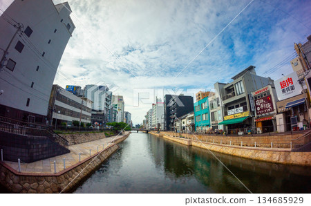 博多中洲:俯瞰博多川的市中心區 博多中洲:俯瞰博多川的市中心區 134685929