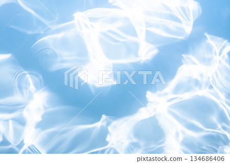 水面圖案營造出的夏日色彩形象 水面圖案營造出的夏日色彩形象 134686406