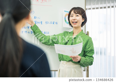 一位在培訓課程中擔任講師的女性 一位在培訓課程中擔任講師的女性 134686426