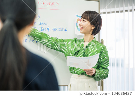 一位年輕的職業婦女正在會議室演講 134686427