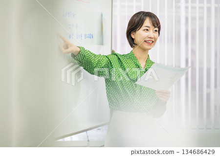 一位在培訓課程中擔任講師的女性 134686429