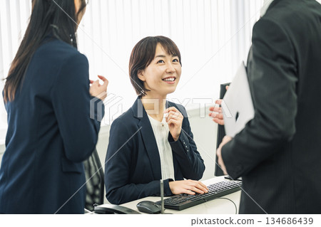 一位身居管理職位的職業婦女正在與她的下屬交談 134686439