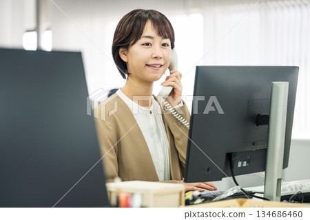 辦公室接電話的年輕女子 134686460