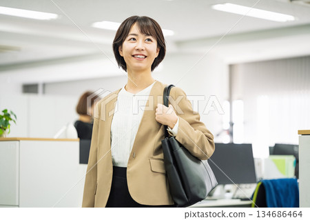 一位職業婦女去上班 134686464