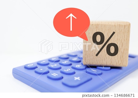 利率或利率上升的概念，使用計算器和百分比符號。 134686671