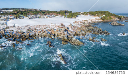 從空中俯瞰青森縣八戶市白雪皚皚的種佐海岸 134686733