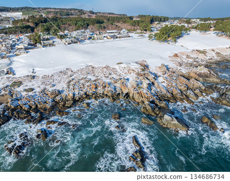 從空中俯瞰青森縣八戶市白雪皚皚的種佐海岸 134686734