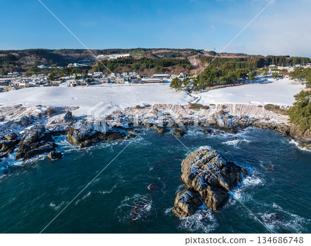 Aerial view of the snow-covered Tanesashi Coast in Hachinohe City, Aomori Prefecture Aerial view of the snow-covered Tanesashi Coast in Hachinohe City, Aomori Prefecture 134686748