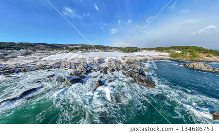 Aerial view of the snow-covered Tanesashi Coast in Hachinohe City, Aomori Prefecture 134686751