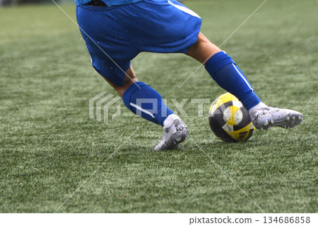 踢球的足球運動員 134686858