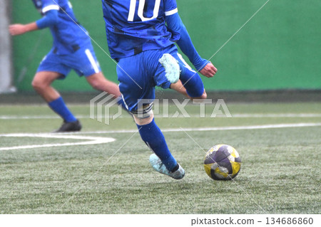 踢球的足球運動員 134686860