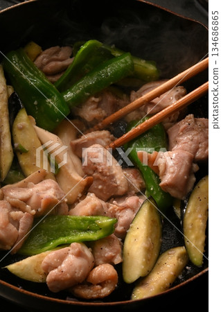 茄子、青椒和雞肉在煎鍋裡煎炸 茄子、青椒和雞肉在煎鍋裡煎炸 134686865