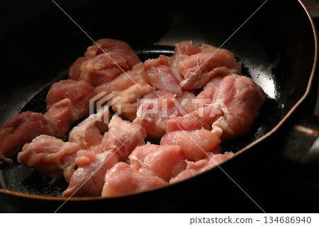 Juicy chicken thighs fried in a frying pan 134686940